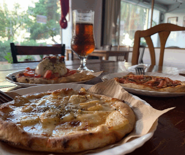 Several small Festinar pizzas on a table